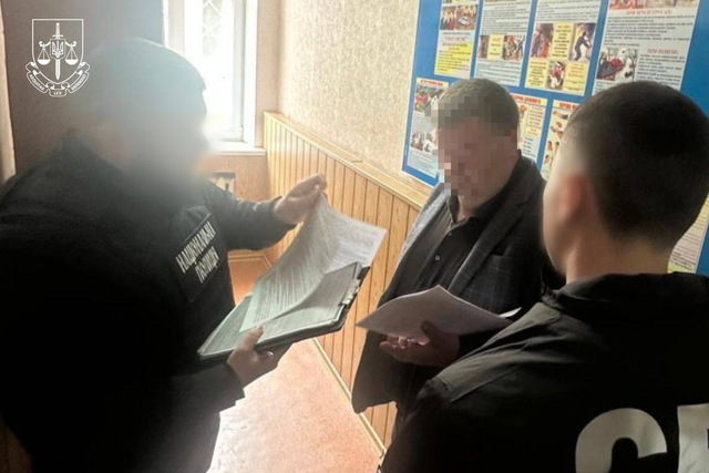 На Дніпропетровщині чиновник за хабарі погоджував розміщення рекламних споруд