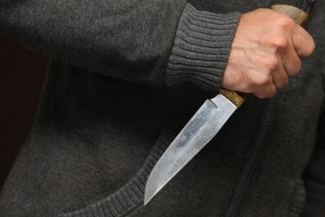 В Кривом Роге мужчина ранил ножом двух военных