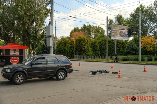 В Днепре на Солнечной Набережной Opel сбил самокатчика: пострадавшего забрала скорая