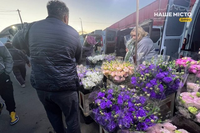 Цветочный бум в Днепре: сколько стоят букеты накануне Дня учителя 2025