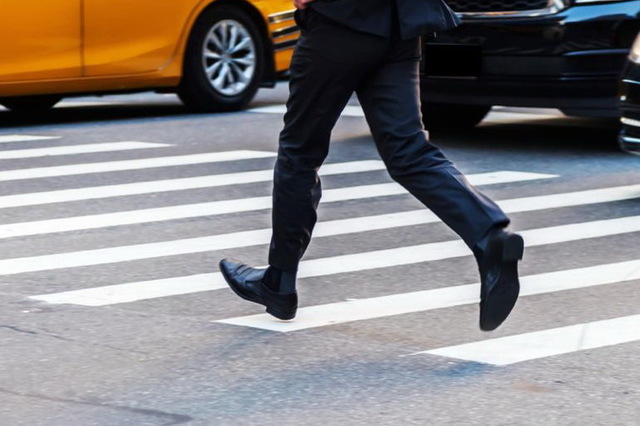 В Днепре водитель требовал от подростка 60 тысяч за то, что тот неправильно переходил дорогу