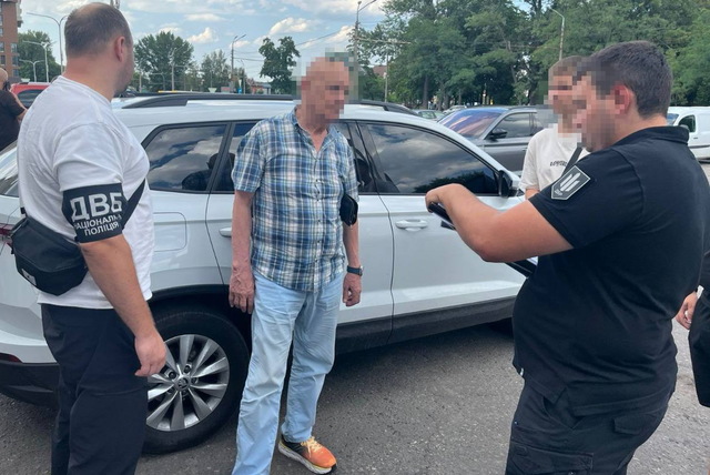 В Днепре инспектора государственного медицинского учреждения разоблачили на взятке и незаконном хранении оружия