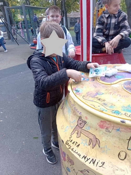 В днепровском парке поймали с поличным юного вандала и заставили отмывать последствия «творчества»