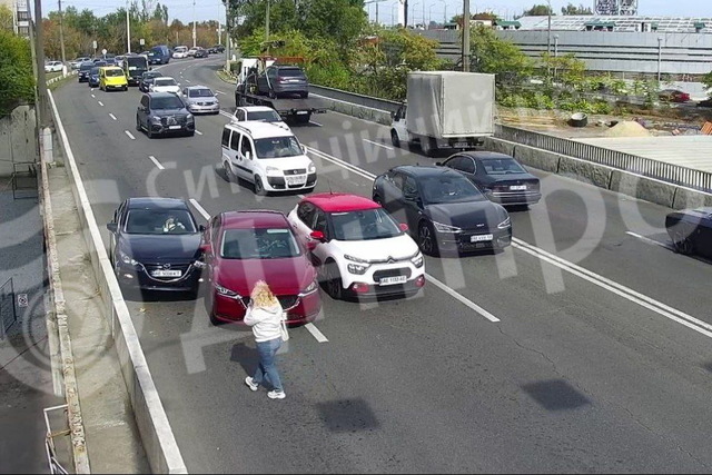 В Днепре на съезде с Нового моста возле ТРК «МОСТ-Сити» столкнулись две Mazda и Citroen: образовался затор