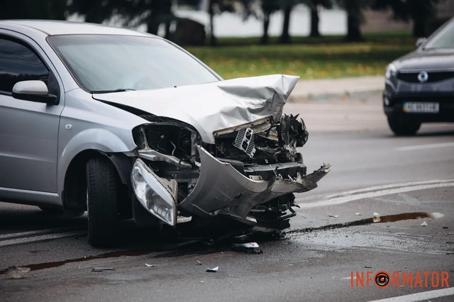 В Днепре на Сичеславской Набережной столкнулись Ford и Chevrolet