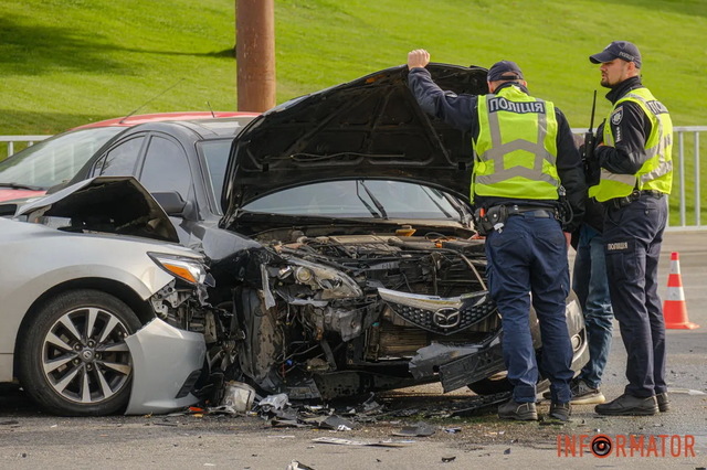 В Днепре на Набережной Победы столкнулись Nissan и Mazda