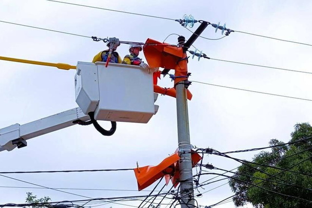 В обстреливаемые села Синельниковщины через 2 месяца возвращается свет