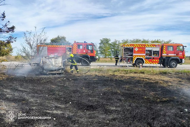 На Днепропетровщине в результате ДТП горели грузовик, легковушка и сухая трава на обочине: есть пострадавший
