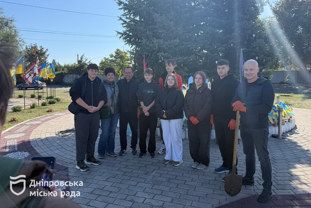 Днепряне озеленили территорию возле мемориала «Истории Героев»