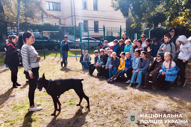 Теплая встреча с настоящими друзьями: ювенальные полицейские Днепра познакомили детей со служебными собаками