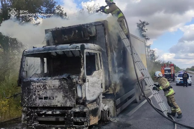 На Днепропетровщине на автодороге загорелся грузовик