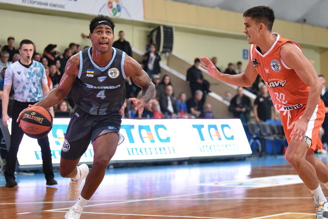 Баскетболісти Дніпра стартували у чемпіонаті країни з двох перемог