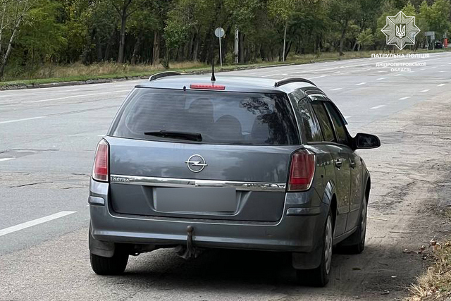 У Дніпрі патрульні впродовж дня виявили двох водіїв, які керували транспортом з підробленими документами