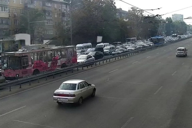 В Днепре на Слобожанском проспекте километровая пробка из-за дорожных работ