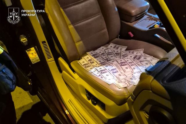 За 13 тыс. дол. «обещали» отключение камер видеонаблюдения и незаконный переход в Румынию — в Днепре задержаны два человека