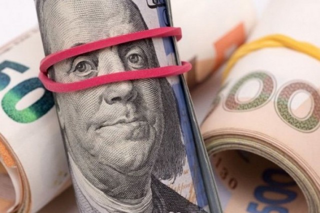 Покупать или продавать доллары и евро в Украине: эксперты дали свои советы
