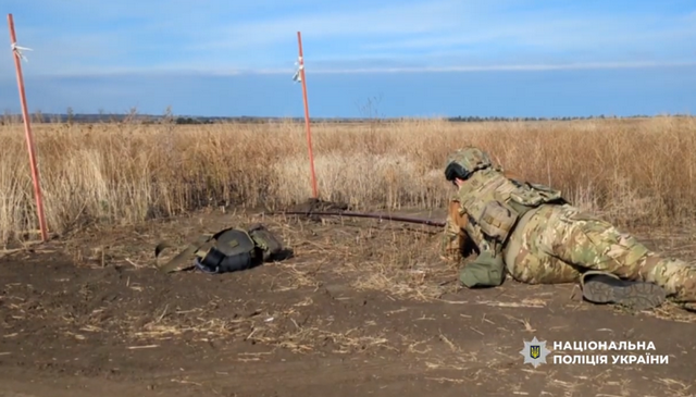 Вибухотехніки батальйону особливого призначення поліції Дніпропетровщини розміновують українські землі від ворожого залізяччя