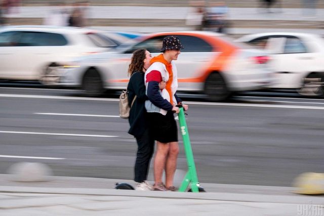 фото УНІАН Тротуари повертаються пішоходам: Рада готує заборону для електросамокатів