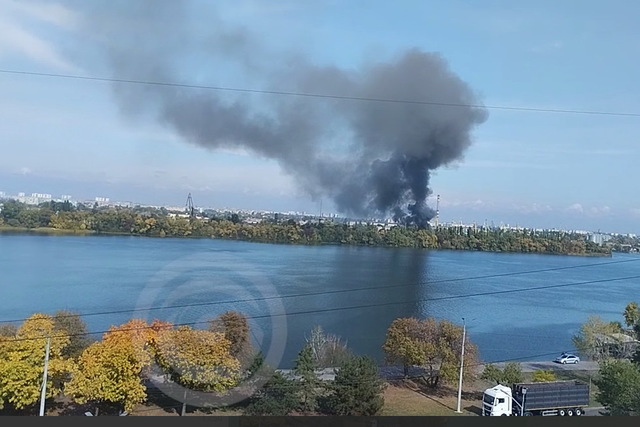 Стовп чорного диму видно за кілометри: на лівому березі Дніпра сталася масштабна пожежа