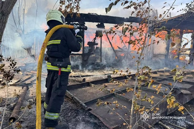 У Дніпрі рятувальники ліквідували масштабну пожежу в неексплуатуємій споруді на вулиці Острів Файнберга