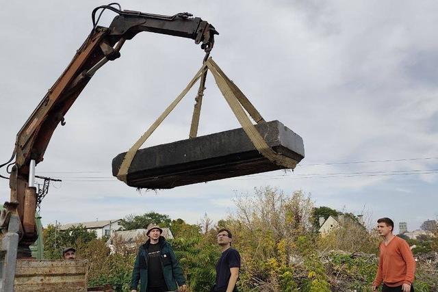 Могильную плиту с бывшего еврейского кладбища в Днепре перевезли в комплекс «Мацева»