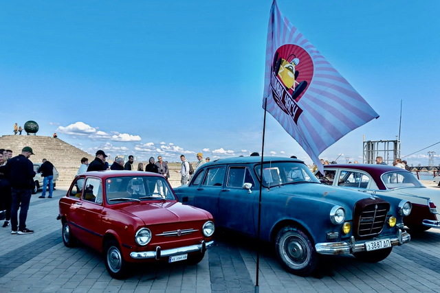 В Днепре проведут грандиозный авторетропробег, участники которого могут поплыть по реке