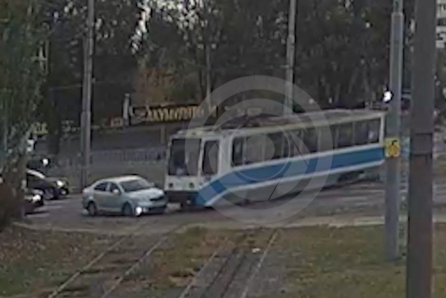 В Днепре на Донецком шоссе Skoda столкнулась с трамваем № 19: видео момента