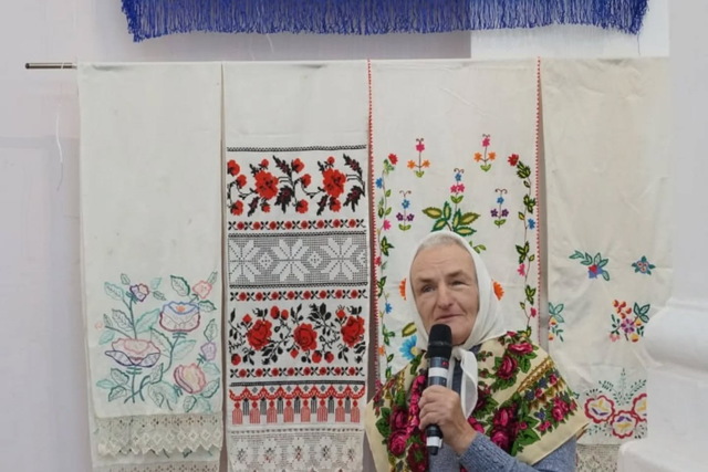 У Митному університеті відкрили виставку Петриківської вишивки