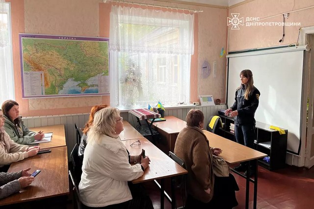 В Днепре специалист ГСЧС провела обучение по рискам, связанным со взрывоопасными предметами