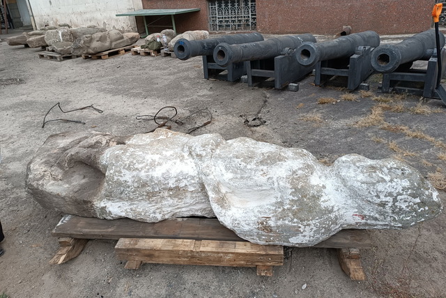 В Днепре привезли еще одну спасенную «каменную бабу»