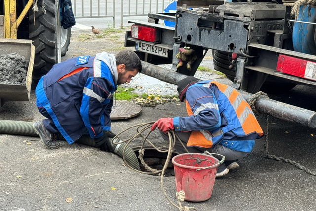 У Дніпрі триває підготовка до зими: комунальники прочищають зливові мережі