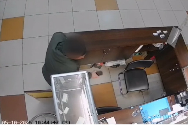 За крадіжку з торгового центру у Дніпрі затримали 35-річного чоловіка (відео крадіжки)