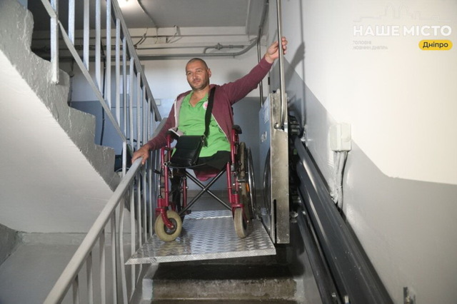 У одній з багатоповерхівок Дніпра вперше встановили електропідйомник для ветерана