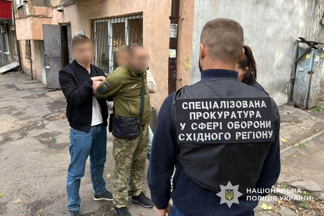 У Дніпрі на отриманні хабаря поліцейські затримали військовослужбовця ТЦК та СП