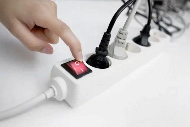 Спасатели дали советы, как обращаться с электроприборами в случае отключения света