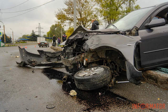 Відео моменту: у Дніпрі на Набережній Заводській Mazda врізалась у стовп та в'їхала у Ford