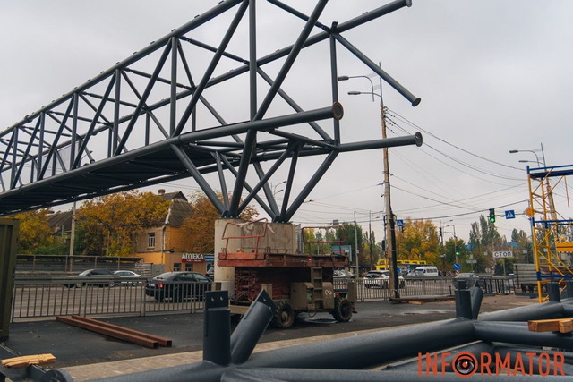 У Дніпрі на Слобожанському проспекті почали встановлювати надземний перехід