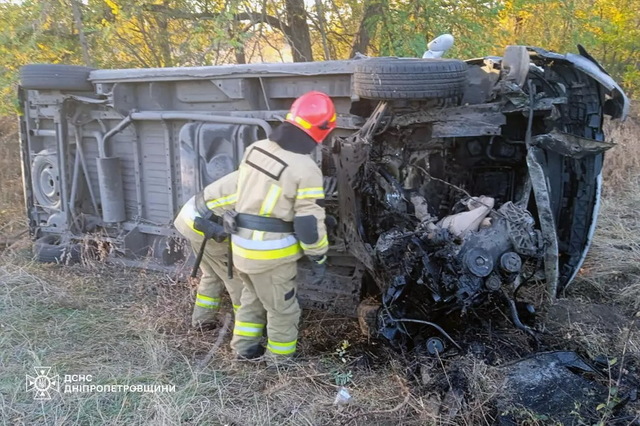 В пригороде Днепре Nissan Primastar слетел в кювет и перевернулся на бок