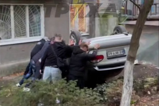 В Днепре на Гальченко Daewoo Lanos перевернулся на крышу возле жилого дома: водитель скрылся