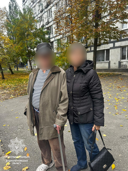 В Днепре патрульные помогли потерявшемуся мужчине почтенного возраста вернуться домой