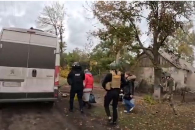 Под угрозой FPV-дронов: полицейские экипажа «Белые ангелы» эвакуировали жителей Новоалександровки