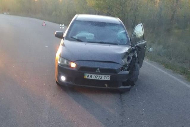 На Днепропетровщине спасают мотоциклиста, врезавшегося в Mitsubishi