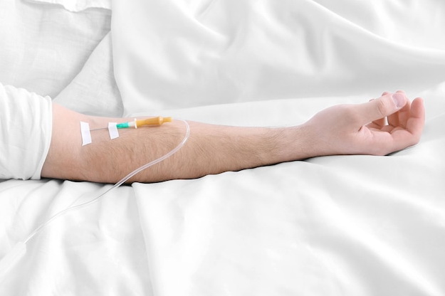 Окупанти вдарили КАБами по Синельниківщині: постраждало 2 чоловіків