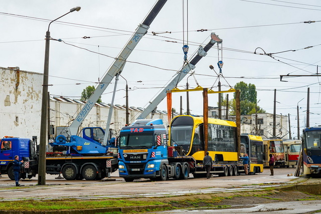 В Киев уже поступил первый современный трамвай из Днепра