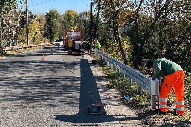 У Дніпрі ремонтують колесовідбійний брус на вул. Миколи Арсенича