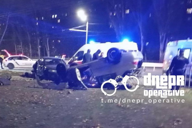 У Дніпрі на Набережній Заводській машина перекинулась на дах: постраждали двоє людей (відео моменту)