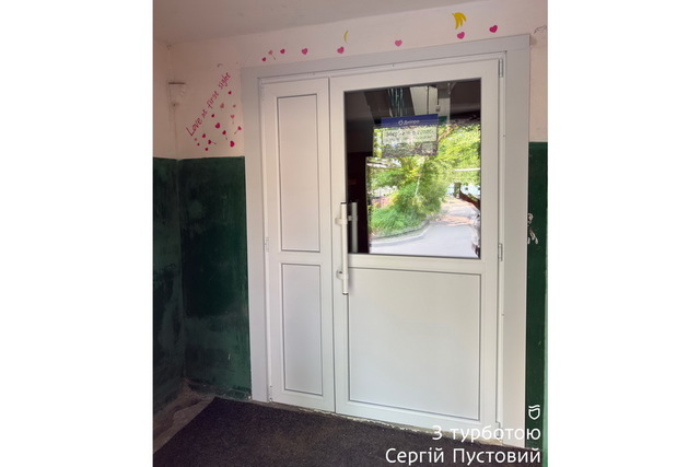 В домах днепрян массово устанавливают дополнительные двери