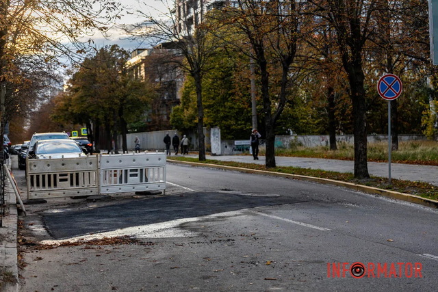 Фото: Дмитро Дворський Дочекалися: у Дніпрі залатали яму на вулиці Вернадського, яка залишалася після серпневої аварії на водогоні