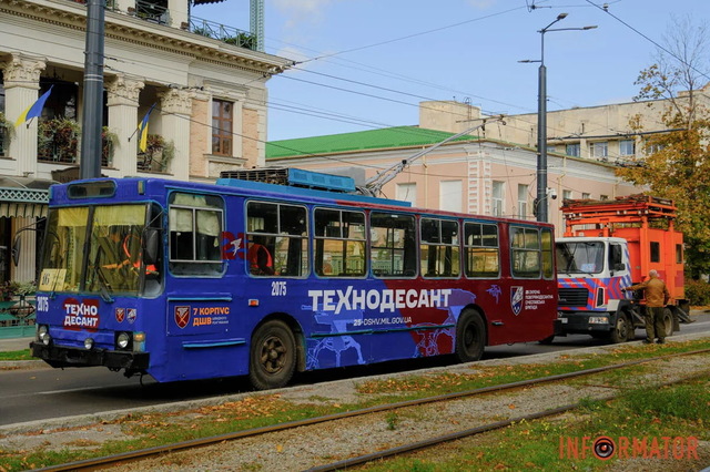 У Дніпрі на Соборній площі тролейбус заблокував рух транспорту: відео моменту