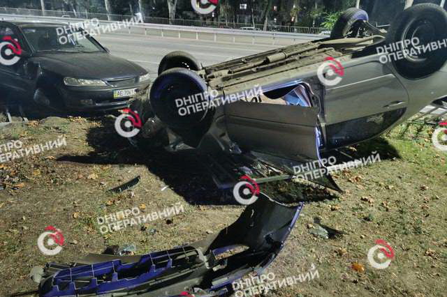 Шалені перегони на Набережній Заводській у Дніпрі: авто злетіло у повітря після зіткнення